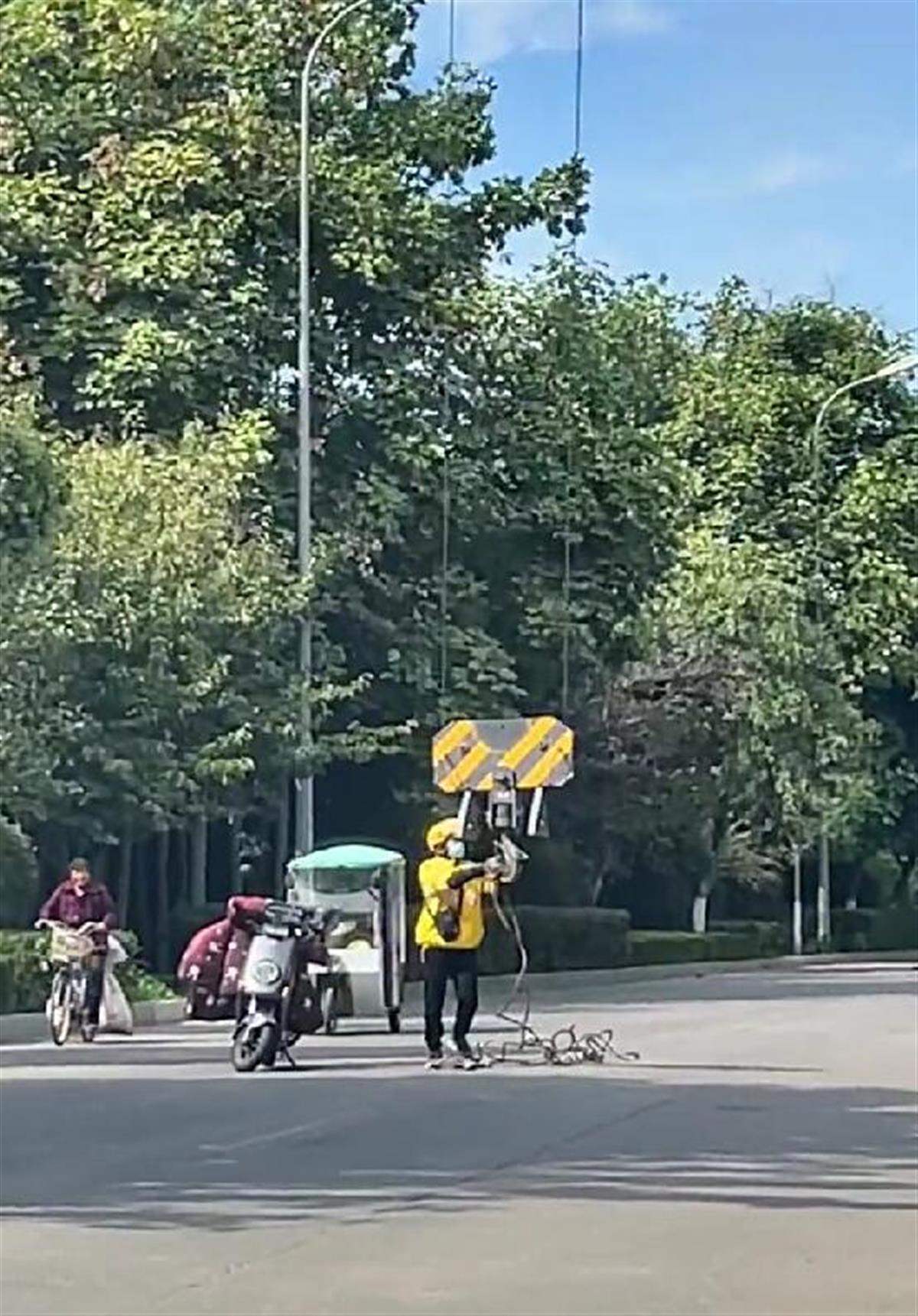 塔吊司机将吊钩伸到马路上取外卖