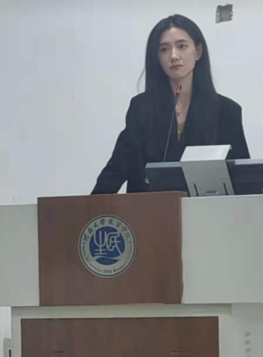 高校回应毛概女老师被赞神仙颜值，希望能到她的课堂听课