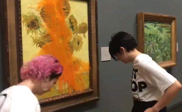 梵高名画《向日葵》被泼番茄汤