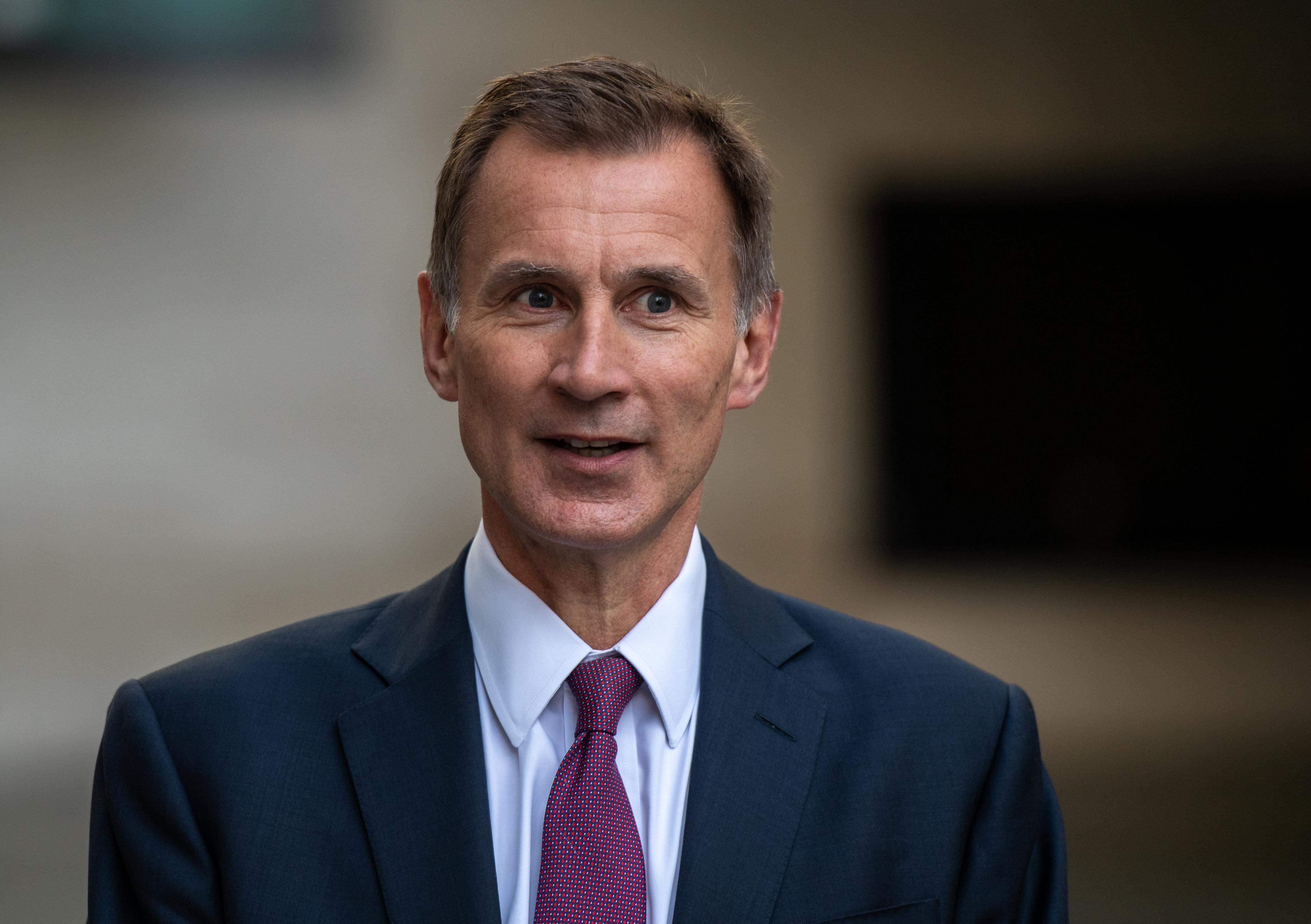 英新任财政大臣承认英经济政策有错
