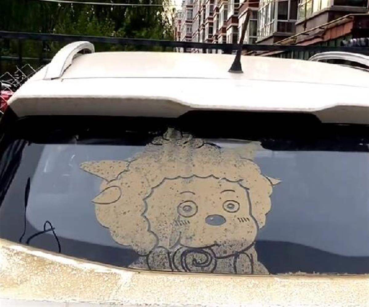 小伙在车玻璃灰尘上作画惊艳网友