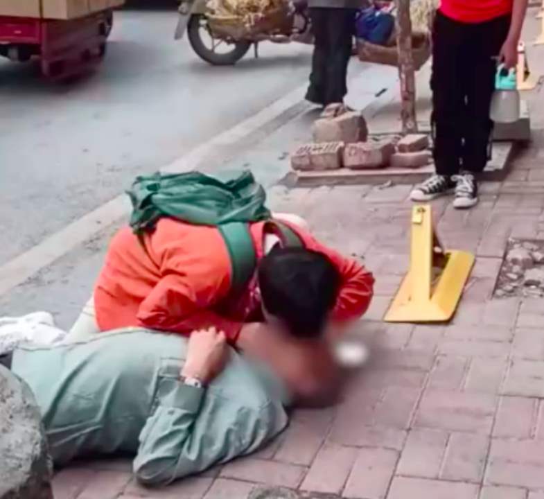 校方回应学生跪地为老人做人工呼吸