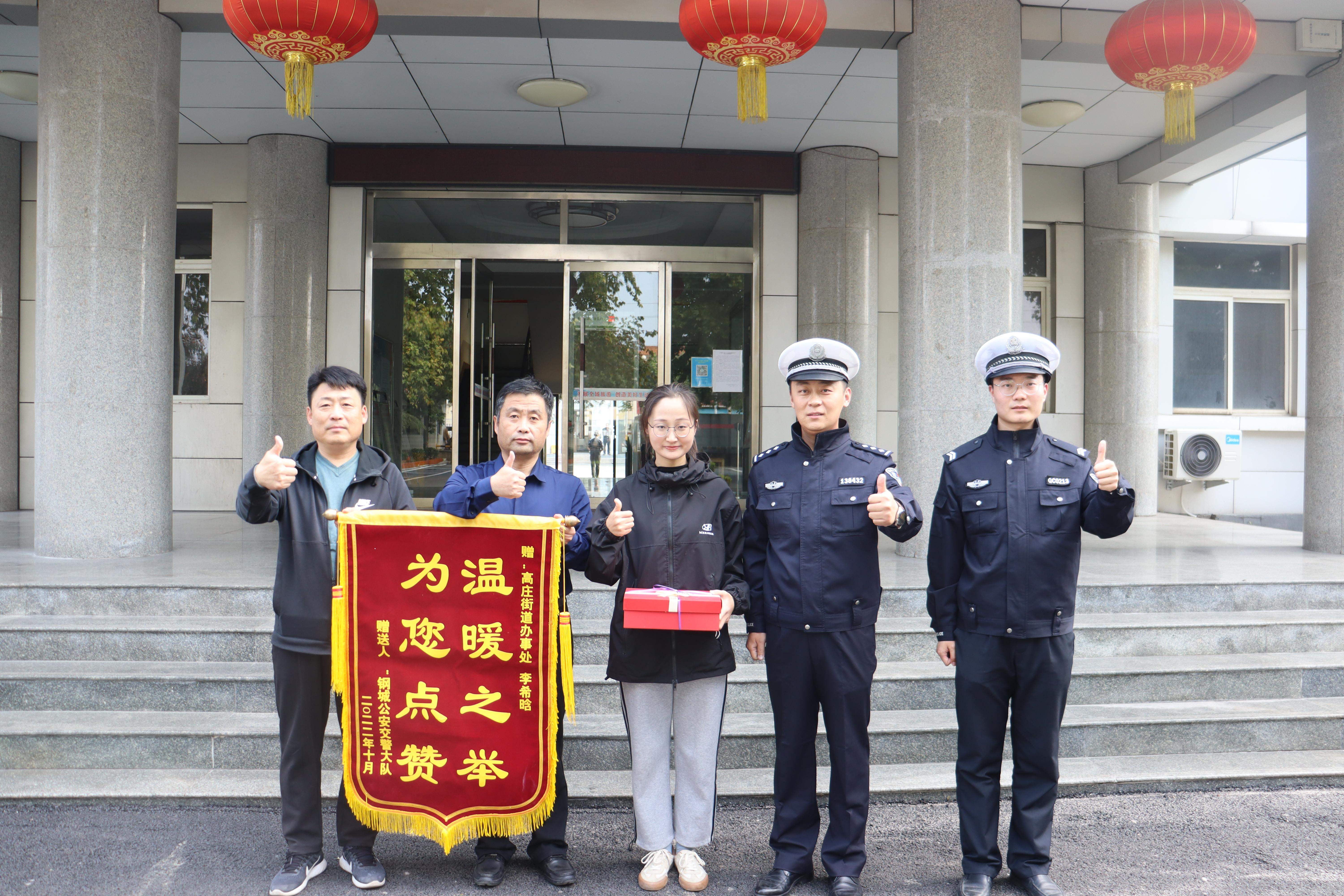 济南弯腰捡石子女孩回应走红
