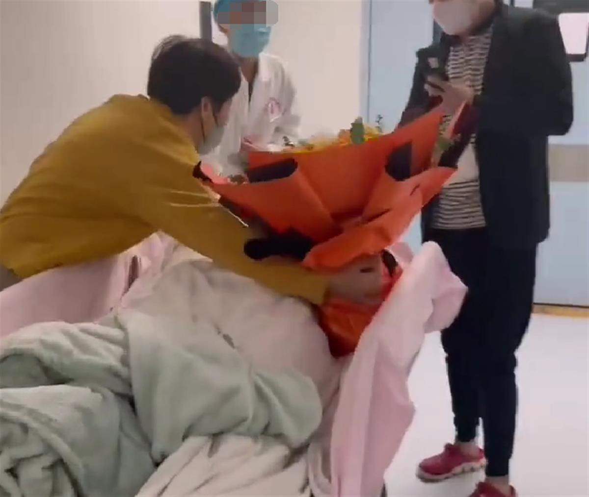 儿媳出产房婆婆跑着送花亲吻