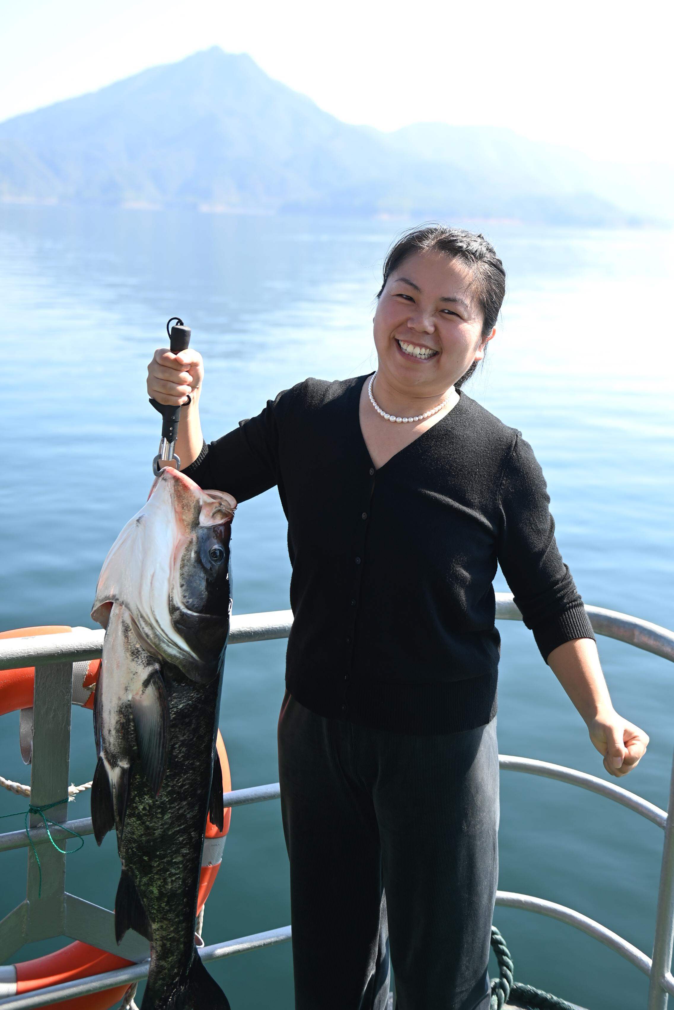 浙江千岛湖巨网捕鱼迎丰收