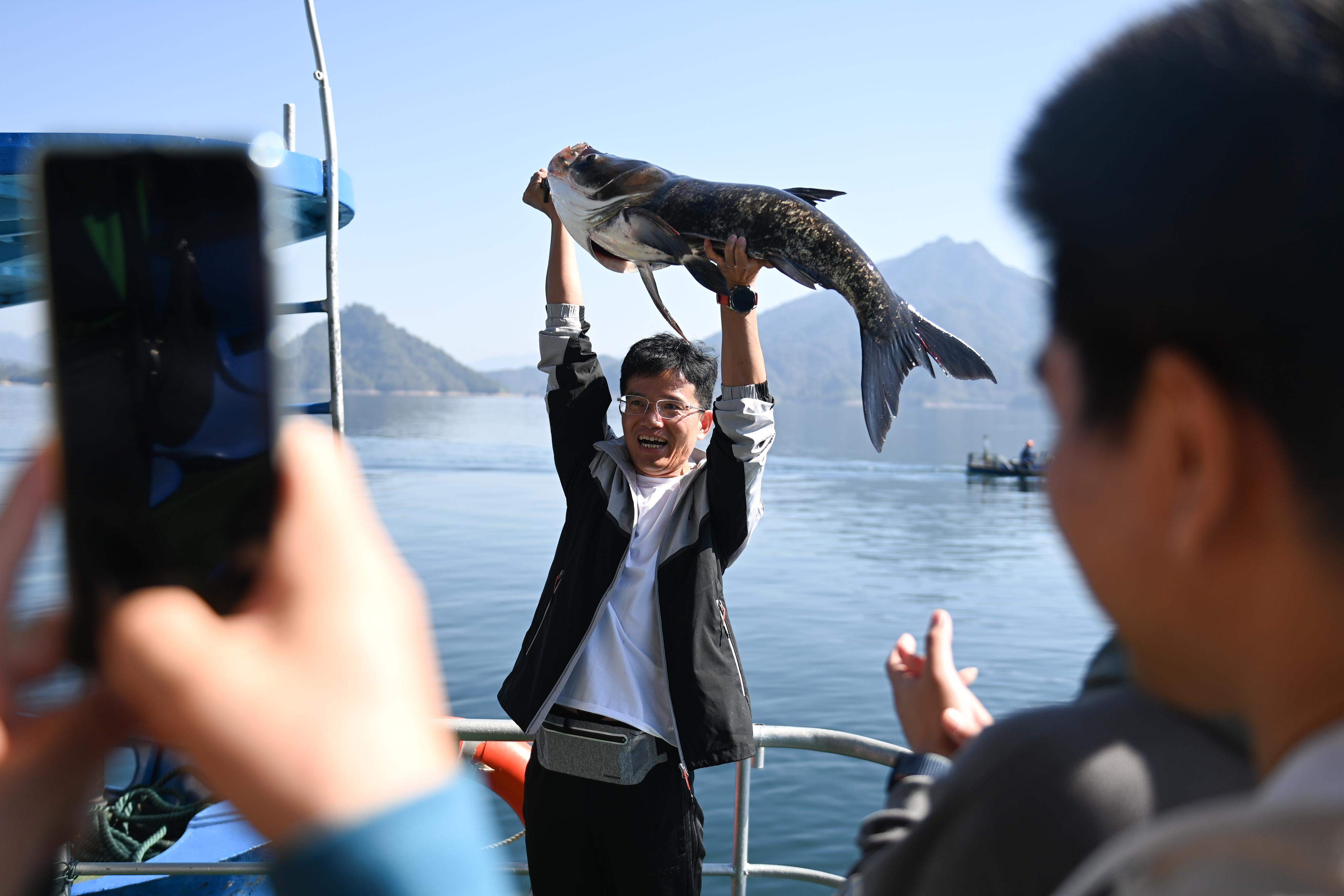 浙江千岛湖巨网捕鱼迎丰收