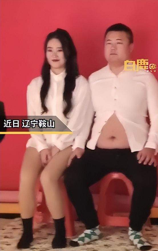 男子穿“露脐衫”拍结婚证登记照