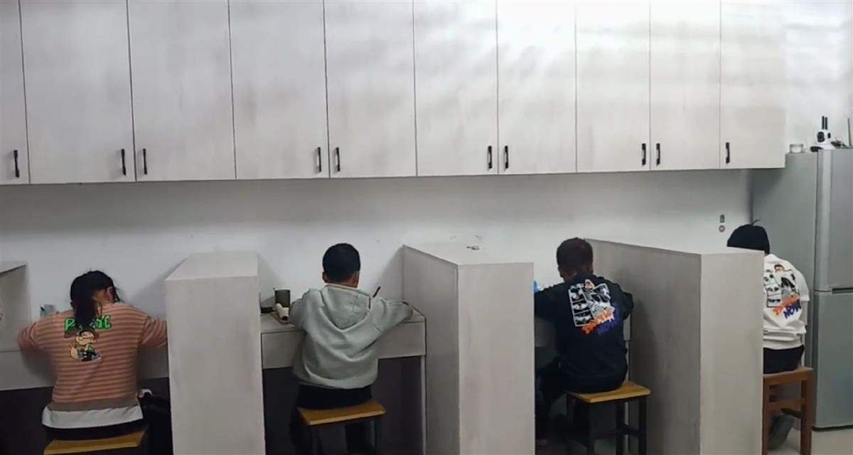 男子为全家小孩定制“小隔间”书桌